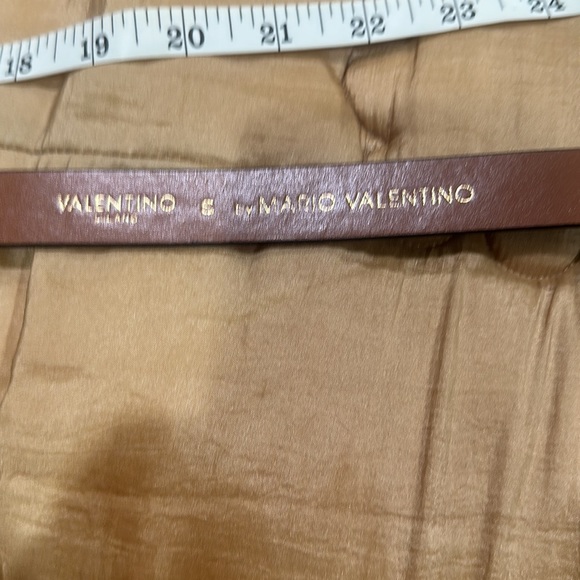 Valentino by Mario Valentino gold logo leather belt in excellent condition. - Picture 2 of 6